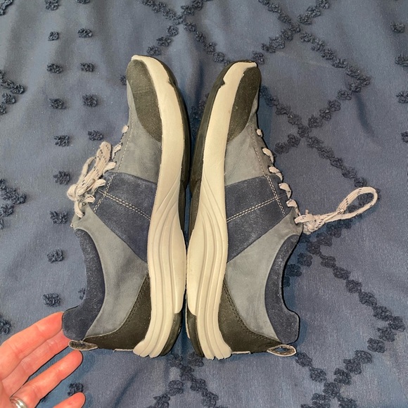 Clarks Wavewalk Navy Blue Shoes in near perfect condition. Size 8.5 - Picture 5 of 8